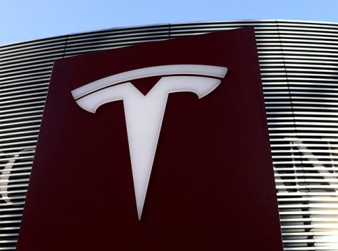 Tesla: टेस्ला कंपनीच्या अडचणीत वाढ! १० टक्क्यांहून अधिक कर्मचाऱ्यांच्या नोकरीवर कुऱ्हाड