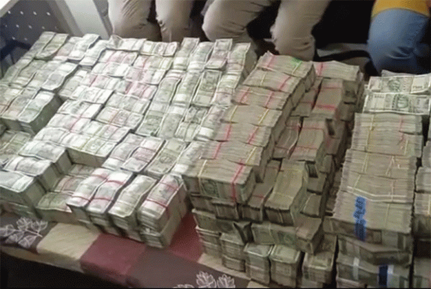 Andhra Pradesh cash seized : आंध्रप्रदेशमध्ये सात खोक्यांमध्ये सापडली तब्बल ७ खोके रोकड!