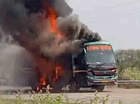 Accident news : चारधामसाठी निघालेल्या भाविकांच्या ट्रॅव्हल्सने पेट घेतला अन्...