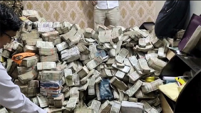 Illegal money : पैशांचा पाऊस सुरुच! काँग्रेस मंत्र्याच्या स्वीय सचिवाच्या नोकराच्या घरी सापडली रोकड