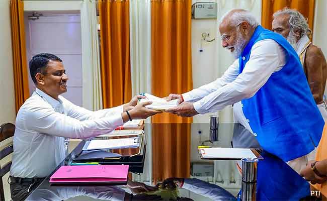 PM Narendra Modi : पंतप्रधान नरेंद्र मोदी निवडणुकीसाठी सज्ज; वाराणसीतून दाखल केला उमेदवारी अर्ज