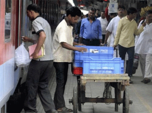 Indian Railway : रेल्वेची फेरीवाल्यांवर करडी नजर; खाद्यपदार्थ तसेच पाण्याच्या बाटल्यांना मज्जाव