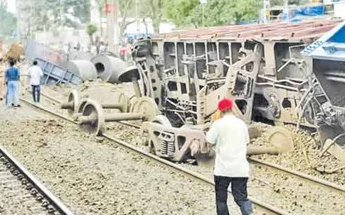 मालगाडीचे डब्बे घसरल्याने रेल्वे सेवा ठप्प