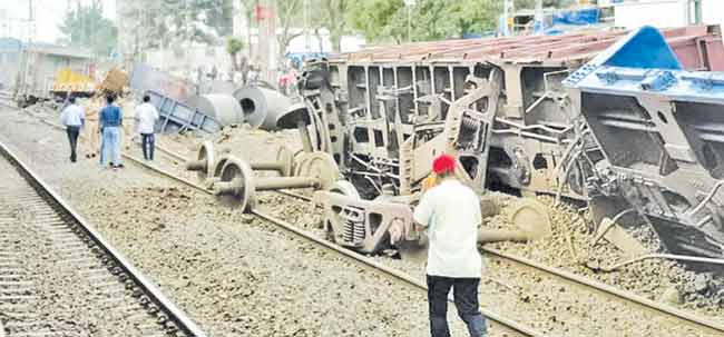 मालगाडीचे डब्बे घसरल्याने रेल्वे सेवा ठप्प