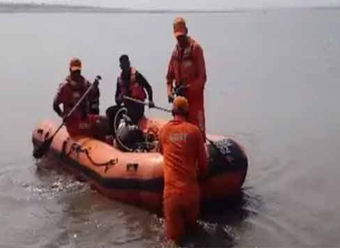 SDRF Boat : उजनी घटना ताजी असतानाच प्रवरा नदीत SDRF पथकाची बोट उलटली!
