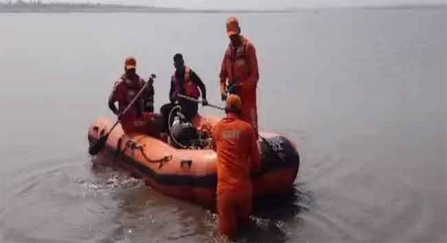 SDRF Boat : उजनी घटना ताजी असतानाच प्रवरा नदीत SDRF पथकाची बोट उलटली!