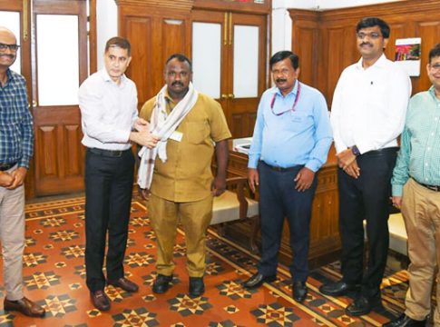 महापालिका सफाई कर्मचारी सुनील कुंभार यांनी सापडलेले १५ तोळे सोने दिले पोलिसांकडे!