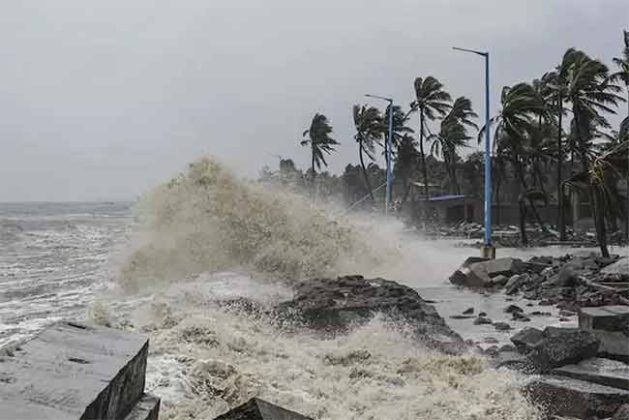 Remal Cyclone : रेमल चक्रीवादळाचा जोरदार फटका! झाडे पडली, पत्रे उडाले आणि...