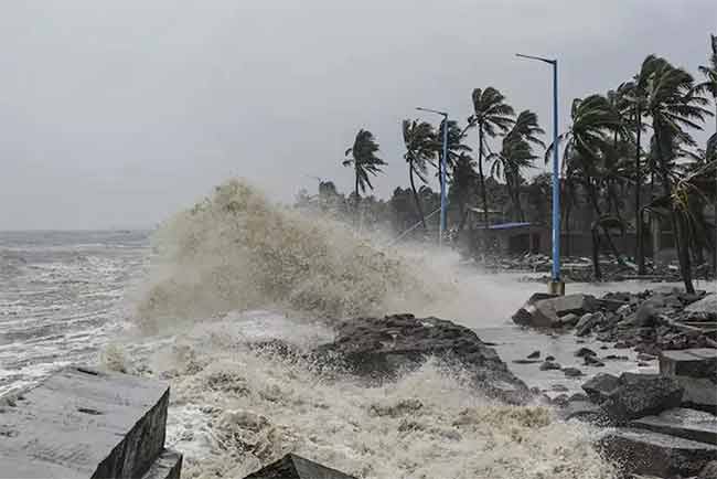 Remal Cyclone : रेमल चक्रीवादळाचा जोरदार फटका! झाडे पडली, पत्रे उडाले आणि…