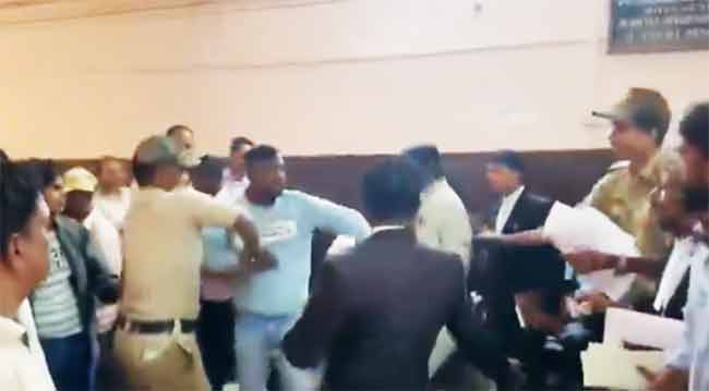 ‘पाकिस्तान झिंदाबाद’ च्या घोषणा देणा-या गुंडाला नागरिकांनी कोर्टातच धूतले!