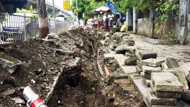 रात्रीस खेळ चाले! फुटपाथ खोदून लाखो रुपयांची केबल लंपास