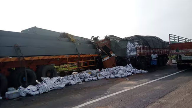 Accident news : सोलापूर-पुणे-कल्याण बायपासवर तीन वाहने एकमेकांवर आदळली!
