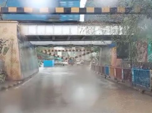 Navi Mumbai news : ऐरोलीत जोरदार पावसामुळे ४० फूट लोखंडी कमान कोसळली!