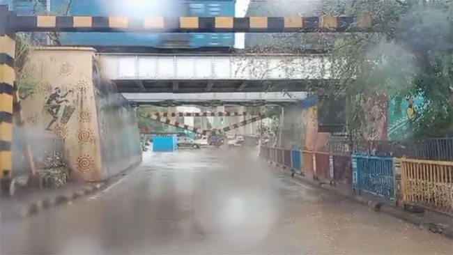Navi Mumbai news : ऐरोलीत जोरदार पावसामुळे ४० फूट लोखंडी कमान कोसळली!