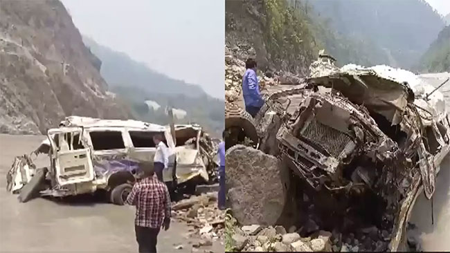 Badrinath accident : बद्रीनाथला जाणाऱ्या भाविकांची बस नदीत कोसळली! ८ जणांचा जागीच मृत्यू