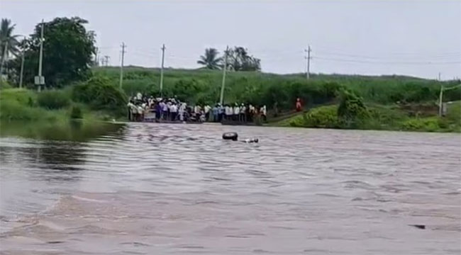 Belgaon news : बेळगावच्या घटप्रभा नदीत १३ जणांनी भरलेली ट्रॅक्टर ट्रॉली उलटली!