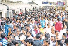 सीएसएमटीवर मोटरमन, कर्मचाऱ्यांचे अचानक आंदोलन; मुंबईकरांचे हाल! ऐन गर्दीच्या वेळेत लोकल सेवा ठप्प