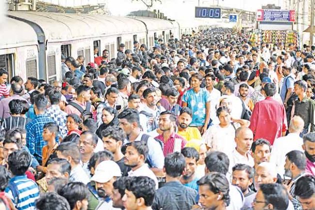 सीएसएमटीवर मोटरमन, कर्मचाऱ्यांचे अचानक आंदोलन; मुंबईकरांचे हाल! ऐन गर्दीच्या वेळेत लोकल सेवा ठप्प