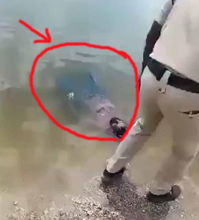 Viral: तलावात तरंगत होता मृतदेह, पोलिसांनी बाहेर खेचताच घडलं काही असं की…
