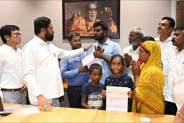 Versova surya project : वर्सोवा जेसीबी दुर्घटनेतील मृत चालकाच्या कुटुंबाला ५० लाखांची मदत सुपूर्त