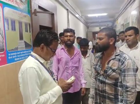 Jalna news : घरकुल योजनेत घर न मिळाल्याने जालन्यात तीन तरुणांचे धक्कादायक कृत्य!