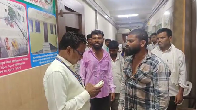 Jalna news : घरकुल योजनेत घर न मिळाल्याने जालन्यात तीन तरुणांचे धक्कादायक कृत्य!