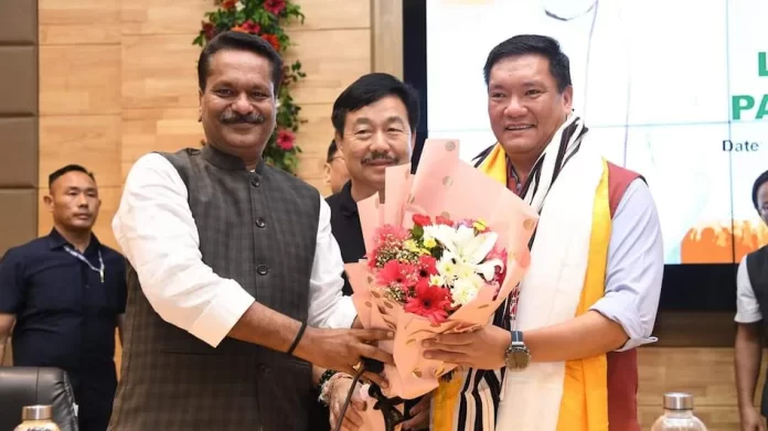 खांडू यांनी सलग तिसऱ्यांदा घेतली अरुणाचलच्या मुख्यमंत्रीपदाची शपथ