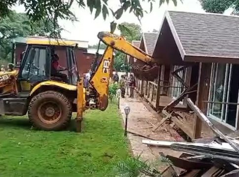Surendra Agarwal : धनिकपुत्राच्या आजोबाच्या अडचणीत वाढ! अनधिकृत MPG क्लबवर बुलडोझर