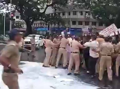 Farmers protest : विधानभवनाबाहेर शेतकऱ्यांचं दूध ओतून आंदोलन!