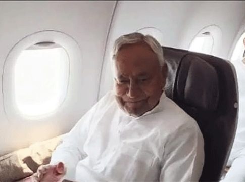 Nitish Kumar : नितीश कुमार आणि तेजस्वी यादव एकाच विमानाने दिल्लीला रवाना!