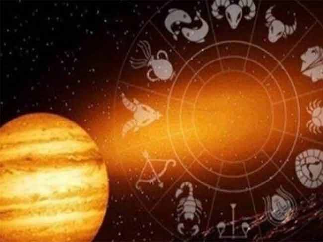 Surya Gochar : सूर्याचे होणार परिवर्तन! ‘या’ राशींचे उजळणार भाग्य