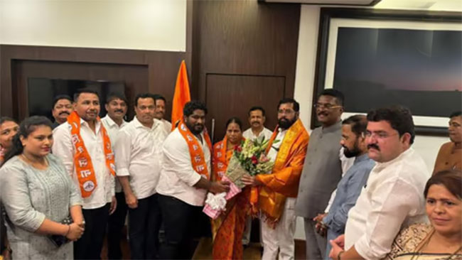 Shinde vs Thackeray : ठाण्याची जागा गेल्याने उबाठाला मोठं भगदाड! माजी नगरसेवकाचा शिवसेनेत प्रवेश