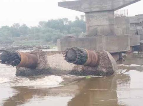 सर आली धावून पुल गेला वाहून!