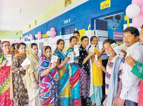 Wayanad : वायनाड लोकसभेसह ३३ विधानसभेच्या पोटनिवडणुकीसाठी आज मतदान