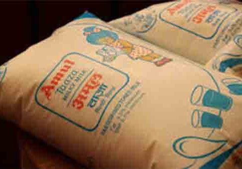 Amul Milk Price : महागाईच्या काळात ग्राहकांना दिलासा! अमूलच्या दरात घसरण