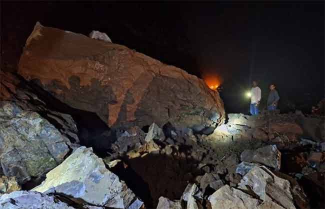Anuskura Landslide : अणुस्कुरा घाटात दरड कोसळण्याचे सत्र सुरुच; पुन्हा वाहतुकीचा खोळंबा!