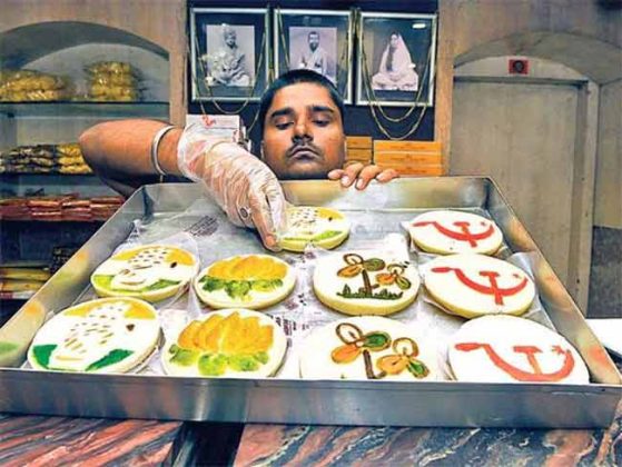Election Result 2024 : बाजारात राजकीय पक्षांच्या चिन्हांची मिठाई ठरतेय आकर्षण!
