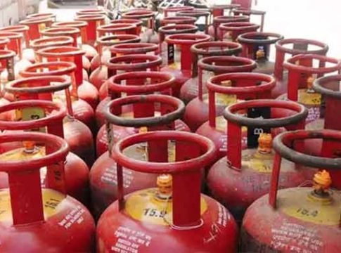 Gas Cylinder : ग्राहकांना दिलासा! सलग तिसऱ्या महिन्यात गॅस सिलिंडरच्या दरात घट