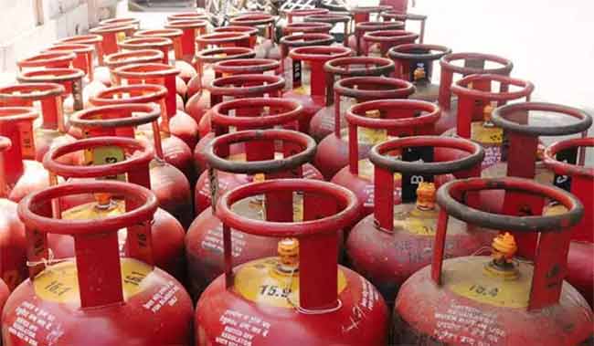 Gas Cylinder : ग्राहकांना दिलासा! सलग तिसऱ्या महिन्यात गॅस सिलिंडरच्या दरात घट