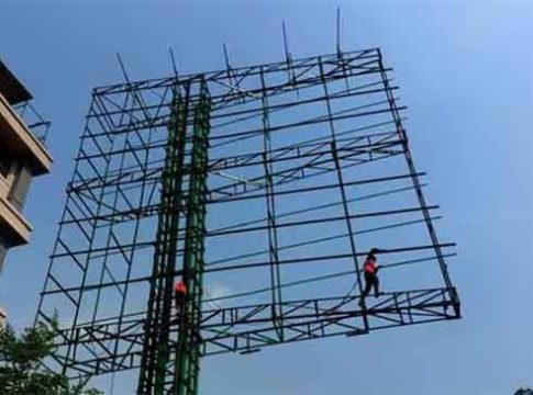 द्रुतगती मार्गालगत अनधिकृत होर्डिंग एजन्सीविरुद्ध गुन्हा