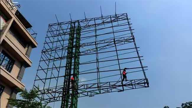 द्रुतगती मार्गालगत अनधिकृत होर्डिंग एजन्सीविरुद्ध गुन्हा