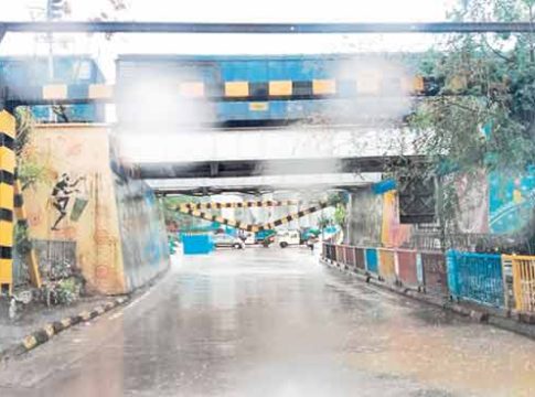 Airoli News : ऐरोलीत रेल्वेने लावलेली लोखंडी कमान कोसळली