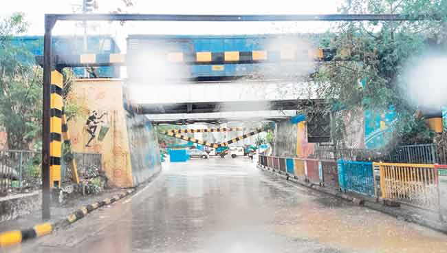 Airoli News : ऐरोलीत रेल्वेने लावलेली लोखंडी कमान कोसळली