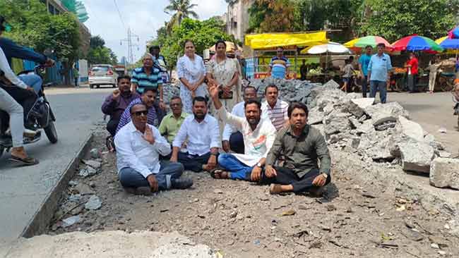 Kalyan News : रस्त्याच्या निकृष्ट कामामुळे नागरिकांचा खड्ड्यात बसून ठिय्या