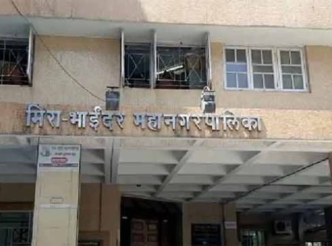 शौचालयाजवळ जेवतात सुरक्षा रक्षक