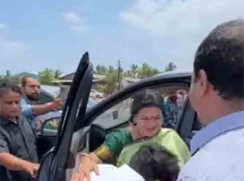 लोकसभा निवडणुकीत नारायण राणेंचा विजय, आईला उचलून घेत नितेश राणेंनी व्यक्त केला आनंद