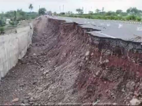 Pandharpur News : पंढरपूरकडे जाणारा पालखी मार्ग खचला!
