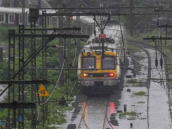 Mumbai Local : मुंबईकरांचे हाल! पहिल्याच पावसाचा मध्य रेल्वेला फटका