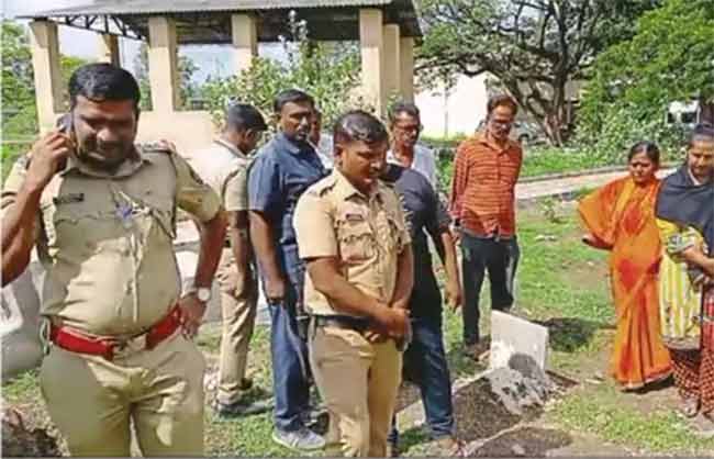 Solapur News : धक्कादायक! स्मशानभूमीत दफन केलेला मृतदेह गायब