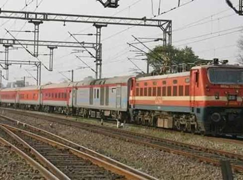 Central Railway disrupt: ओव्हरहेड वायर तुटली, मध्य रेल्वेची वाहतूक विस्कळीत, रेल्वे स्थानकावर प्रवाशांची गर्दी